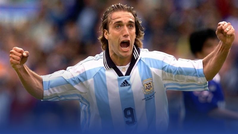 Batistuta là huyền thoại duy nhất lập hat-trick tại hai kỳ World Cup liên tiếp.