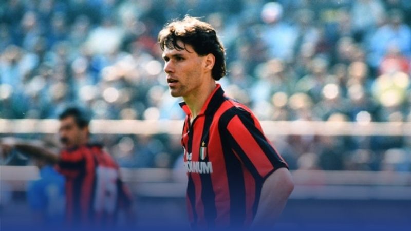 Marco van Basten là mẫu tiền đạo số 9 hoàn hảo với kỹ thuật và dứt điểm thượng thừa.