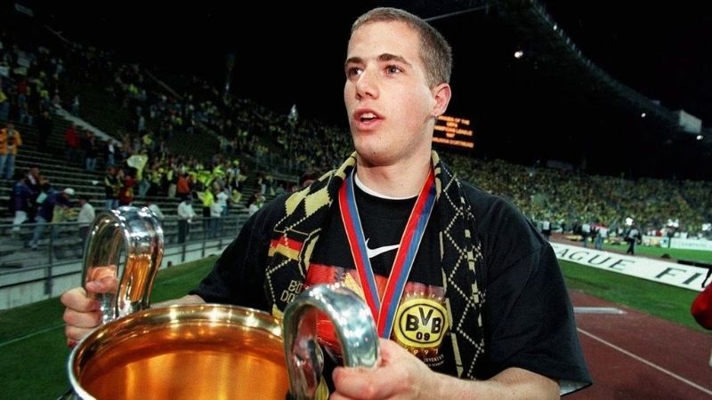 Cú lốp bóng của Ricken giúp Dortmund lần đầu vô địch và đi vào lịch sử Champions League.